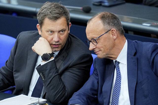 라르스 클링바일(왼쪽) SPD 공동대표와 프리드리히 메르츠 총리. [dpa / AP 연합뉴스]