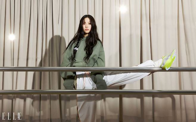 형태와 기능, 움직임과 힘의 조화를 강조하는 미니멀리즘 디자인과 스타일의 본질을 중시하는 ‘에어 슈퍼플라이’ 스니커즈. 라임과 실버 멀티 컬러의 ‘에어 슈퍼플라이’ 스니커즈, 나이키 테크 남성 플리스 후디, 맨즈 나이키 트랙 팬츠는 모두 Nike