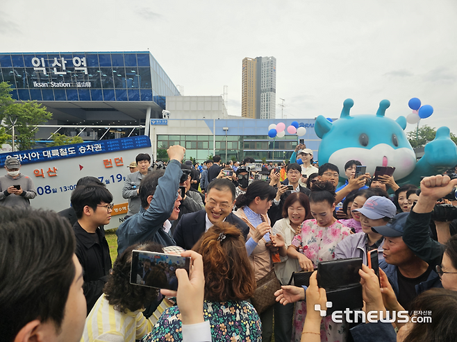김상욱 무소속 의원이 16일 전북 익산시 익산역 동부광장에서 열리는 이재명 더불어민주당 후보 유세 현장에 방문해 민주당 지지자들로부터 응원을 받고 있다 사진(익산)=최기창 기자