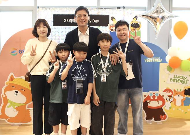 GS리테일 '패밀리 데이(FamilyDay)'에서 허서홍 GS리테일 대표이사(뒤쪽 가운데)가 임직원 가족과 기념사진을찍고 있다.