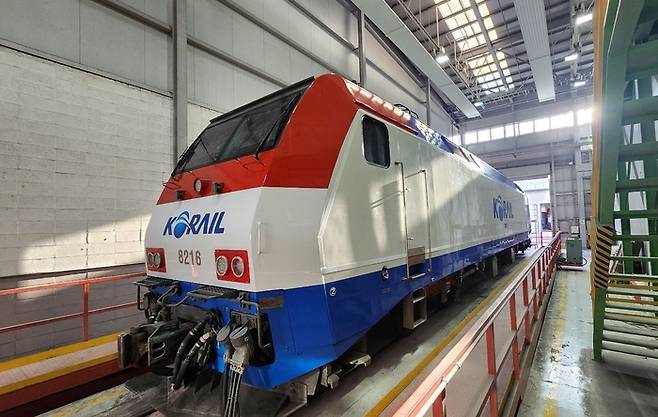 친환경 필름을 시공한 전기기관차