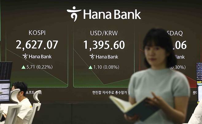 원 달러 환율이 2.5원 오른 1397원으로 상승 출발한 16일 서울 중구 하나은행 본점 딜링룸에 지수가 나오고 있다. 뉴시스