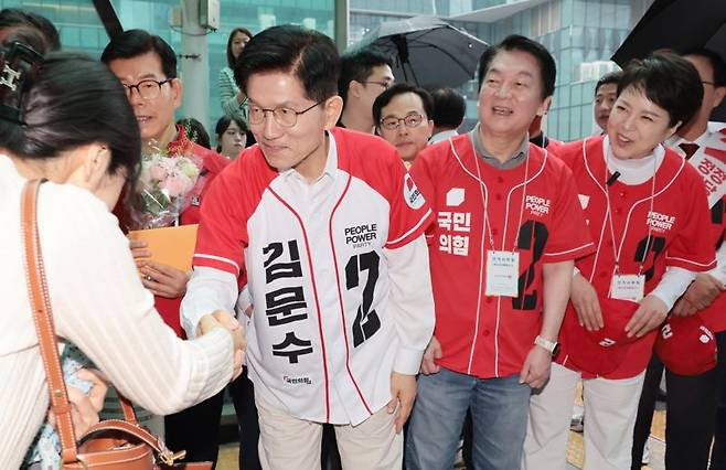 김문수 국민의힘 대선후보가 16일 오전 경기 성남 판교역 출구 앞에서 출근길 시민들과 인사를 나누고 있다. 사진=박범준 기자