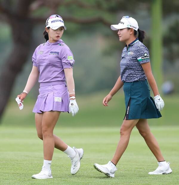 2025년 한국여자프로골프(KLPGA) 투어 제17회 두산 매치플레이 대회에 출전한 박현경, 조혜림 프로가 둘째 날 조별리그 2라운드에서 경기하는 모습이다. 사진제공=KLPGA