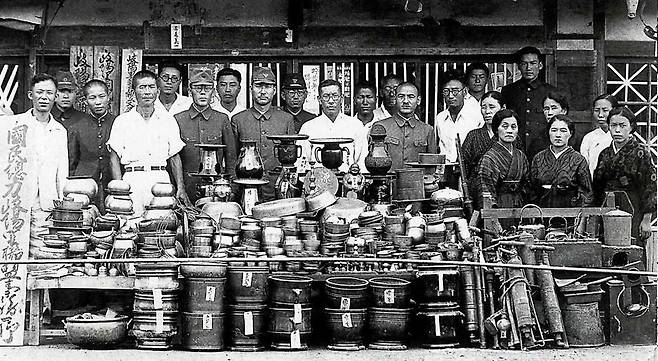 1941년 일본의 진주만 기습으로 촉발된 태평양 전쟁 발발 직후, 일제 관리와 지역 유지 등이 조선에서 강제로 수집한 놋그릇 등을 모아놓고 기념촬영을 하고 있다. 물자에 대한 강제수탈은 이후 인력 강제동원으로 이어졌다. 한겨레 자료사진