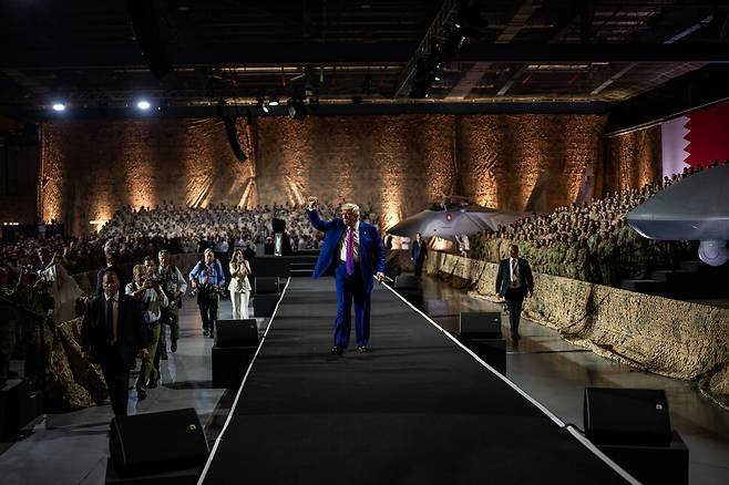 도널드 트럼프 미국 대통령이 15일(현지시각) 카타르 도하 남서쪽 알우데이드 공군 기지에서 연설을 한 뒤 떠나고 있다. 도하/UPI 연합뉴스