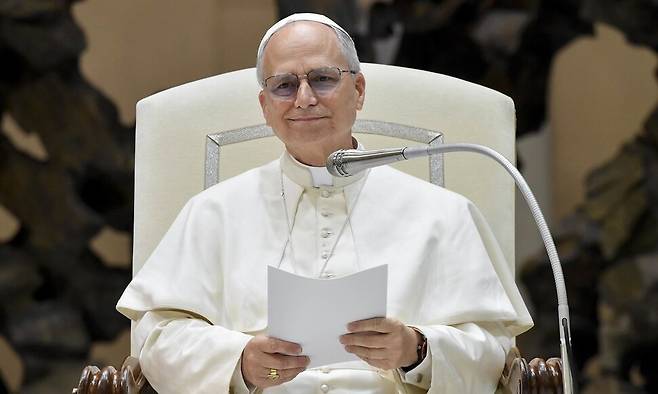 지난 14일 이탈리아 바티칸에서 열린 ‘동방 교회 희년 기념행사’에서 교황 레오 14세가 참석자들의 이야기를 듣고 있다. EPA 연합뉴스