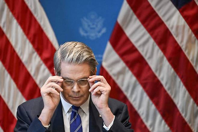 스콧 베선트 미국 재무장관이 2025년 5월12일 스위스 제네바에서 기자회견을 열어 미-중 경제·무역 고위급 회담 결과를 설명하고 있다. AFP 연합뉴스