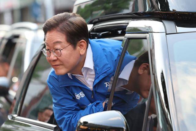 이재명 더불어민주당 대선 후보가 14일 경남 거제시 엠파크 차없는거리에서 유세를 하기 위해 차에서 내리고 있다. 뉴시스