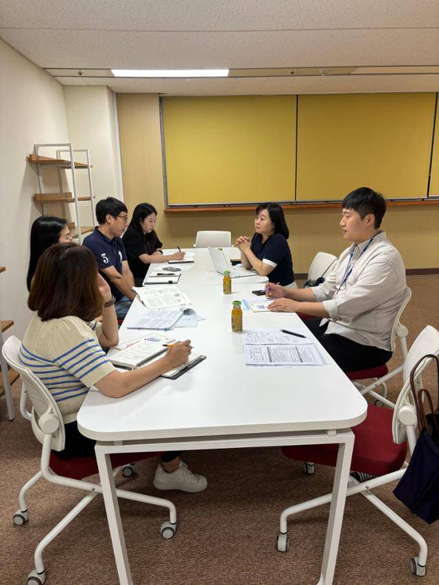 고용노동부 '일·육아 동행 플래너'가 기업을 찾아가 맞춤형 정책 상담을 진행하는 모습. 고용부 제공