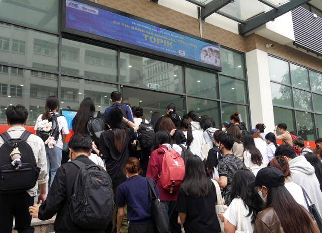 11일 베트남 하노이 다이남대 한국어능력시험(TOPIK·토픽) 시험장에서 응시자들이 고사장으로 입실하고 있다. 하노이=허경주 특파원