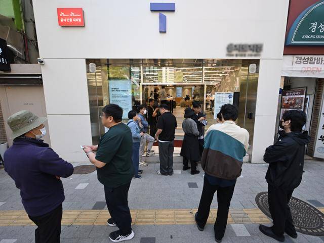 서울 시내 SKT대리점 매장 앞에서 고객들이 유심 교체를 위해 대기하고 있다. 2025.04.29 박시몬 기자