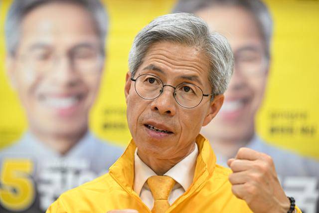 권영국 민주노동당 대선 후보가 16일 서울 구로구 당사에서 본보와 인터뷰하고 있다. 박시몬 기자