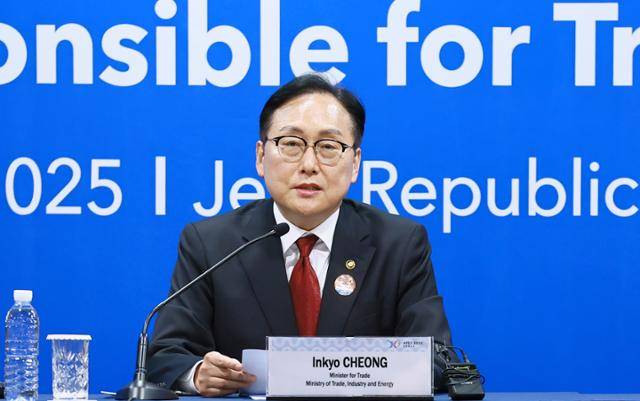 정인교 산업통상자원부 통상교섭본부장이 16일 전날부터 제주 서귀포 제주국제컨벤션센터(ICC)에서 열린 아시아태평양경제협력체(APEC) 통상장관회의를 마친 뒤 브리핑을 갖고 기자단의 질문에 답하고 있다. 산업통상자원부 제공