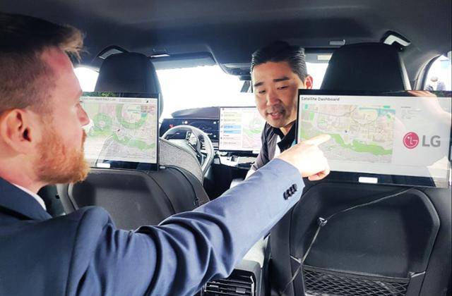 LG전자 관계자가 15일(현지시간) 프랑스 파리 5GAA 총회를 맞아 개최된 기술 시연회에서 참석자에게 인공위성 기반의 차랑 내 차세대 음성통신 솔루션을 설명하고 있다. LG전자는 이날 파리 시내를 주행하며 네트워크 환경 전환에도 끊김 없는 음성통신 서비스를 최초로 시연했다. LG전자 제공