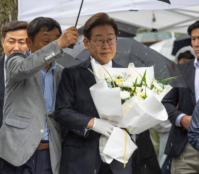 이재명 더불어민주당 대선 후보가 16일 전주시 전북대학교 내 고 이세종 열사 추모비를 찾아 헌화하기 위해 이동하고 있다. 이세종 열사는 2024년 2월 5·18진상규명조사위원회가 공개한 조사보고서를 통해 44년 만에 5.18 민주화운동의 최초 희생자로 공식 인정됐다. 전주=뉴시스