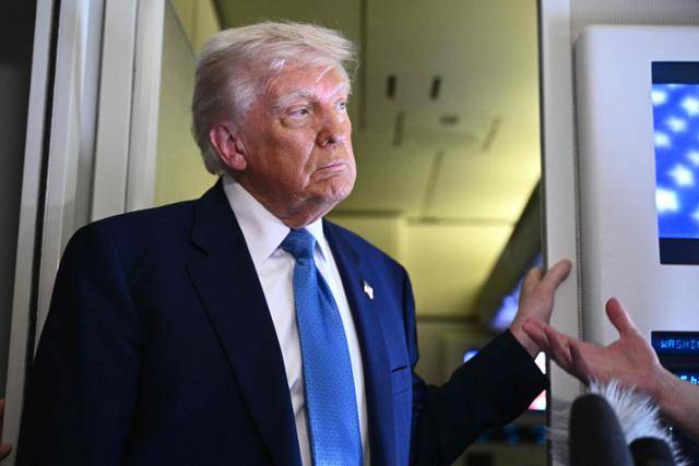 도널드 트럼프 미국 대통령이 16일 중동 순방을 마치고 아랍에미리트(UAE) 아부다비를 떠나면서 대통령 전용기 에어포스원에서 기자들과 대화하고 있다. 아부다비=AFP 연합뉴스