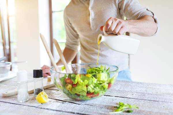 올리브오일은 심혈관 건강에 유익한 기름이지만 열량이 높아 과도하게 뿌려 먹으면 체중 증가로 이어진다./사진=클립아트코리아