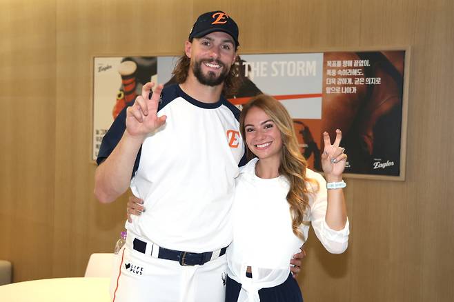 한화 이글스 와이스와 그의 아내 헤일리가 독수리 세리머니를 보여줬다. 한화 제공