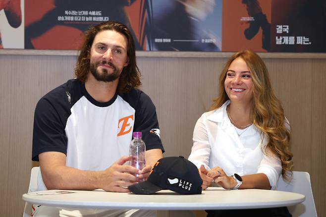 와이스의 승부욕만큼, 헤일리의 에너지도 강하다. 서로를 바라보는 눈빛에 애정이 듬뿍 담겼다. 한화 제공&nbsp;