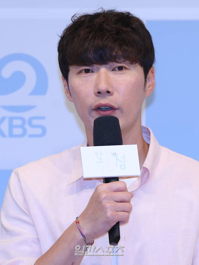 연출 황성훈이 16일 오전 서울 영등포구 KBS아트홀에서 열린 KBS 2TV 예능 '가는정 오는정 이민정' 제작발표회에서 인사말을 하고 있다. '가는정 오는정 이민정'은 시골 마을에 생필품을 가득 실은 이동식 편의점을 배달하고 하룻밤을 보내는 관찰 버라이어티. 16일 밤 9시 50분 첫 방송. 서병수 기자 qudtn@edaily.co.kr /2025.05.16/