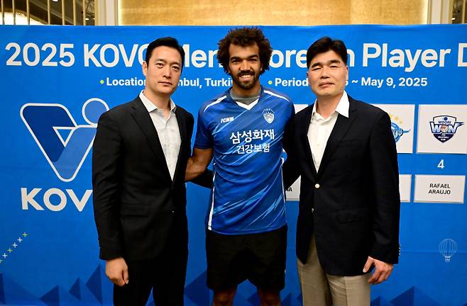 왼쪽부터 김상우 삼성화재 감독과 아히, 임도헌 단장. KOVO 제공