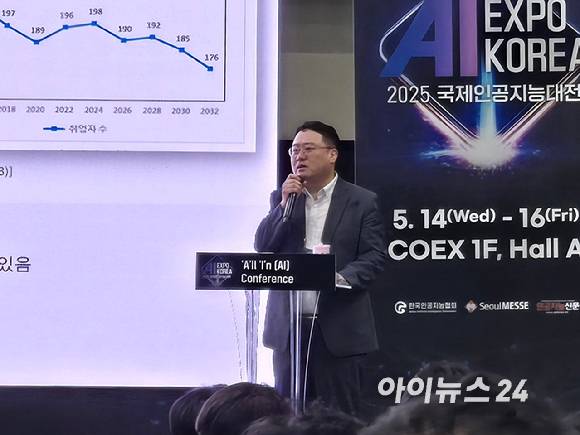 최재식 카이스트 교수 겸 인이지 대표가 15일 서울 강남구 코엑스에서 열린 '국제인공지능대전' 세미나에서 발언하고 있다. [사진=최란 기자]