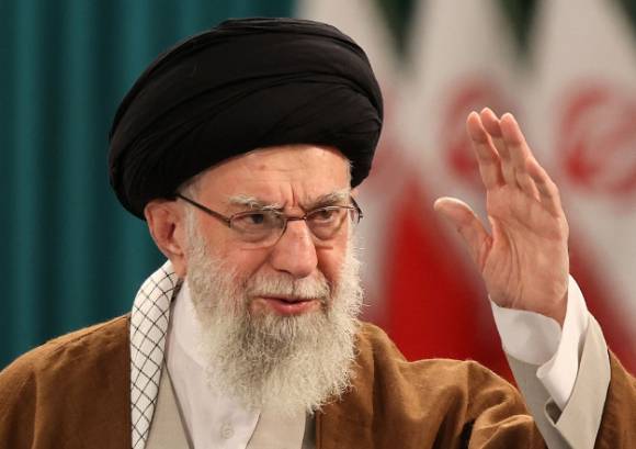 이란 고위 당국자가 미국의 경제 제재 해제를 조건으로 고농축 우라늄을 전량 폐기하고 저농축 우라늄만 유지할 의사가 있다고 말했다. 사진은 아야톨라 세예드 알리 하메네이 이란 최고지도자. [사진=AFP/연합뉴스]