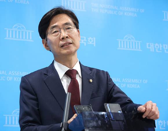 조경태 국민의힘 의원이 10일 서울 여의도 국회 소통관에서 당의 김문수 대선 후보 선출 취소와 한덕수 후보 재선출 절차 착수 조치와 관련한 규탄·철회 촉구 기자회견을 마친 뒤 취재진의 질문에 답변하고 있다. [사진=연합뉴스]