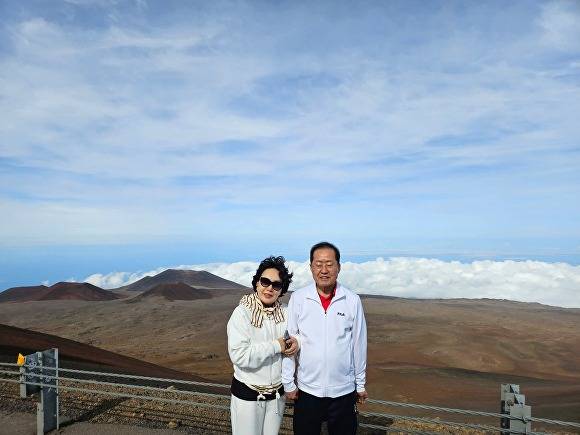 빅아일랜드 마우나케아산 정상에 올라선 홍준표 전 대구시장과 이순삼 여사가 포즈를 취하고 있다 [사진=홍준표 페이스북 캡처]