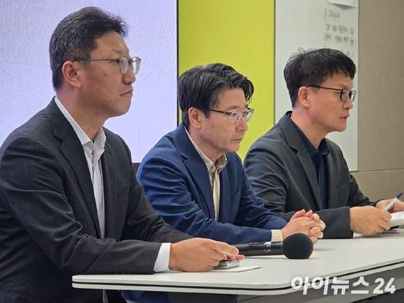 16일 오전 서울 중구 삼화타워에서 열린 SK텔레콤 유심 일부 정보 유출 관련 데일리(일일) 브리핑에서 주요 관계자들이 취재진과 일문일답을 진행하고 있다. 사진은 왼쪽부터 김희섭 SK텔레콤 PR센터장, 임봉호 SK텔레콤 MNO사업부장, 류정환 SK텔레콤 네트워크인프라센터장. [사진=안세준 기자]