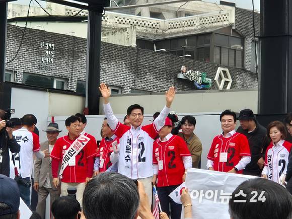 김문수 국민의힘 대선 후보가 16일 오전 수원 팔달구 지동시장에서 열린 집중유세에서 시민과 지지자를 향해 손을 흔들고 있다. [사진=유범열 기자]