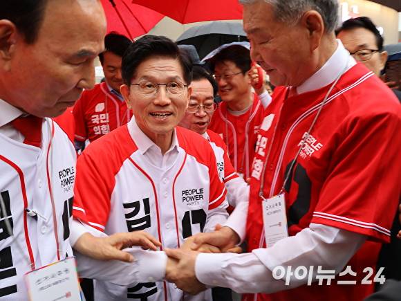 김문수(가운데) 국민의힘 대선 후보가 16일 청주성안길에서 당원들과 악수하고 있다. [사진=장예린 기자]
