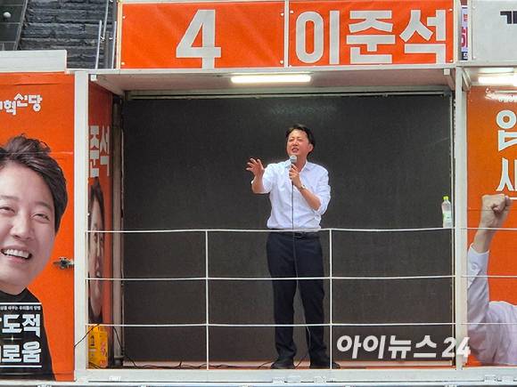 이준석 개혁신당 대선 후보가 16일 오후 충남 천안중앙시장에서 유세를 펼치고 있다. [사진=김주훈 기자]