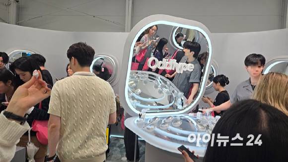 무신사 뷰티 페스타 팝업스토어 '오드타입' 부스에서 방문객들이 제품을 체험하고 있다.  [사진=진광찬 기자]