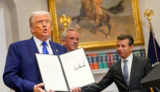 도널드 트럼프 미국 대통령이 12일 백악관 루스벨트룸에서 서명한 행정명령을 들고 기자회견에 참석하고 있다. 2025.05.12 [사진=REUTERS/연합뉴스]