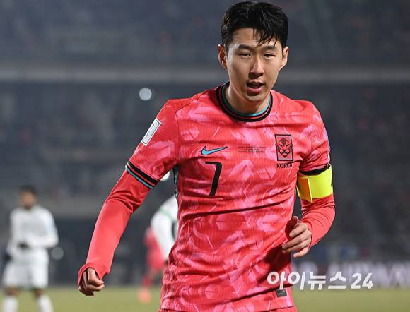 20일 오후 경기도 고양시 고양종합운동장에서 열린 2026 FIFA 북중미 월드컵 아시아 지역 3차 예선 B조 조별리그 7차전 대한민국과 오만의 경기에서 손흥민이 공을 놓치고 있다. [사진=곽영래 기자]