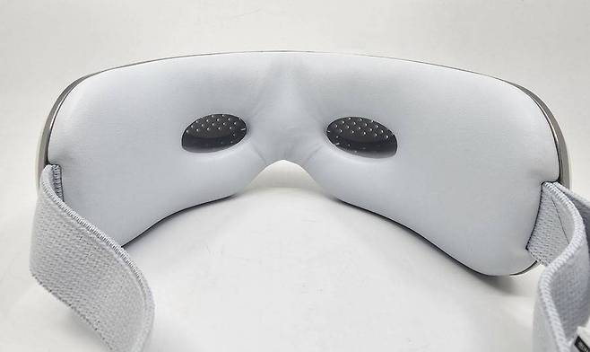 전면에 타공 처리를 했으며 내부 안구 접촉 부위를 개방형으로 디자인했다 / 출처=IT동아