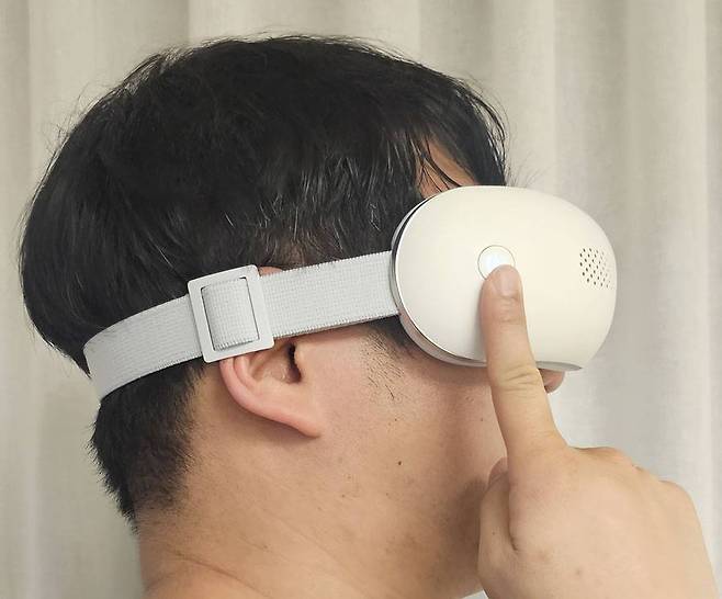 우측 버튼으로 전원을 켜고 끄거나 마사지 모드 전환이 가능 / 출처=IT동아