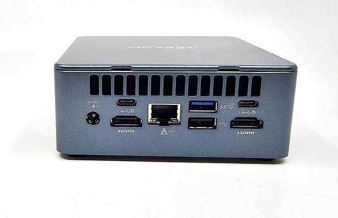 본체 후면 인터페이스 구성 / 출처=IT동아