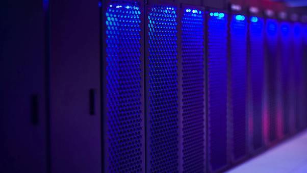 데이터 센터는 컴퓨터와 네트워크 장비가 대규모 시설 내에 구축되어 있다 / 출처=AMD