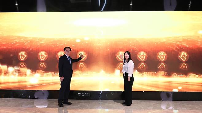 고승철 제주관광공사 사장(왼쪽)과 자오옌 따중디엔핑 해외사업부 총감독이 공동 퍼포먼스를 진행하고 있다. (제주관광공사 제공)