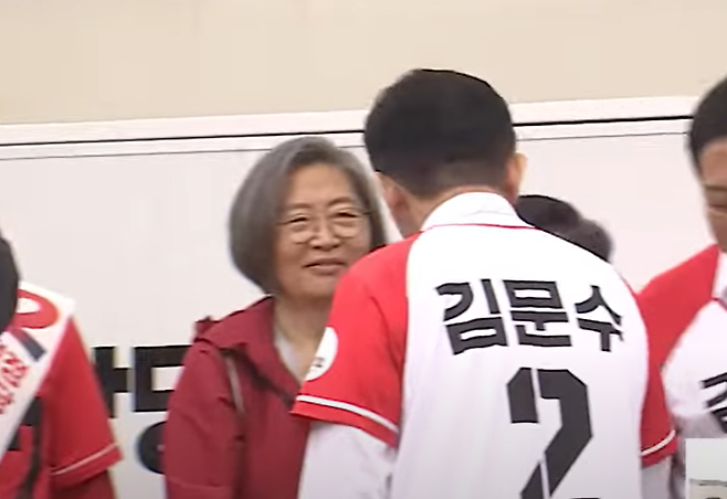 이수정(왼쪽) 국민의힘 경기 수원정 당협위원장이 김문수 국민의힘 대선 후보와 악수하는 모습 (사진, 이수정 위원장 SNS)