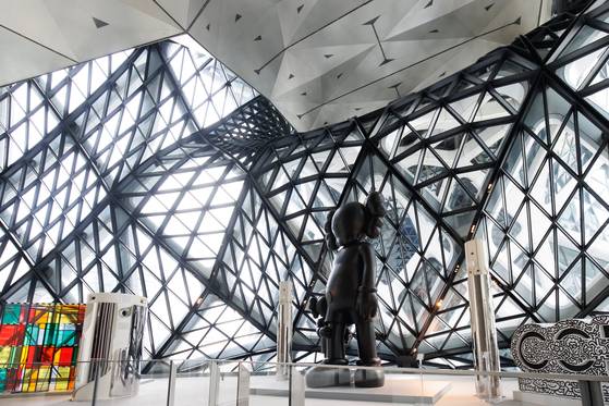 모르페우스 호텔에 있는 카우스의 작품.