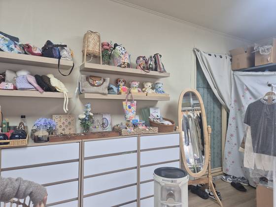 (구)고산초 인근에서 25년간 슈퍼를 운영했던 조윤경(52)씨는 폐교 후 과자 매대를 정리하고 공방으로 업종을 바꿨다. 인형과 가방이 놓인 선반은 원래 과자 매대가 있던 위치다. 오소영 기자