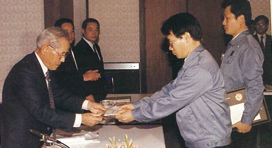 이영관 전 도레이첨단소재 회장(오른쪽)이 1985년 당시 이병철 삼성 회장으로부터 폴리에스터 필름 기술을 개발한 공로로 삼성그룹 기술상을 받고 있다. [사진 도레이첨단소재]