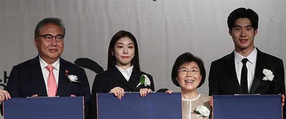 2023년 CICI가 주최한 그해 한국이미지상 시상식. 왼쪽부터 박진 당시 외교부 장관, 김연아 선수, 최정화 이사장, 황선우 선수. [연합뉴스]