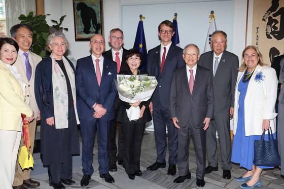 최정화 한국이미지커뮤니케이션연구원(CICI) 이사장(가운데)의 레지옹 도뇌르 오피시에 훈장 수훈을 축하하기 위해 15일 주한프랑스 대사관저에 모인 국내외 외교사절과 오피니언 리더들. 김종호 기자