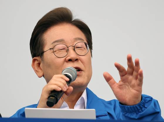 이재명 더불어민주당 대선 후보가 16일 전북 익산역 동부광장 유세에서 웃으며 연설하고 있다. 김성룡 기자