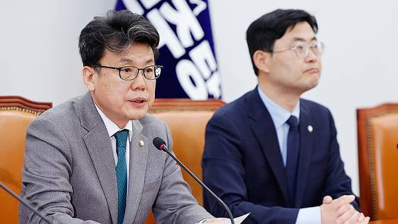 진성준 더불어민주당 정책위의장이 4월 8일 오전 서울 여의도 국회에서 열린 원내대책회의에 참석해 발언하고 있다. 뉴스1